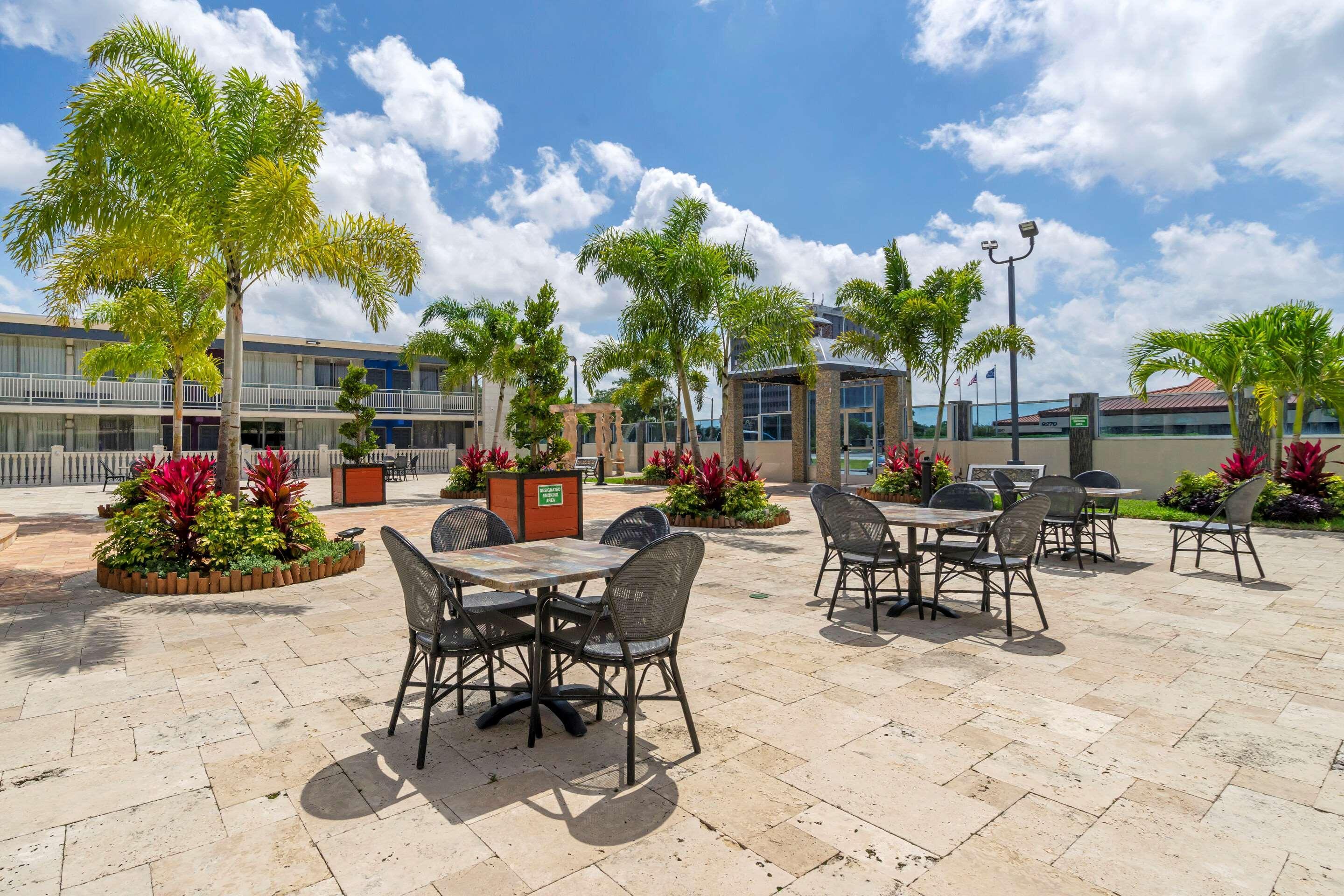 Quality Inn And Conference Center Tampa-Brandon Heartland Exterior foto