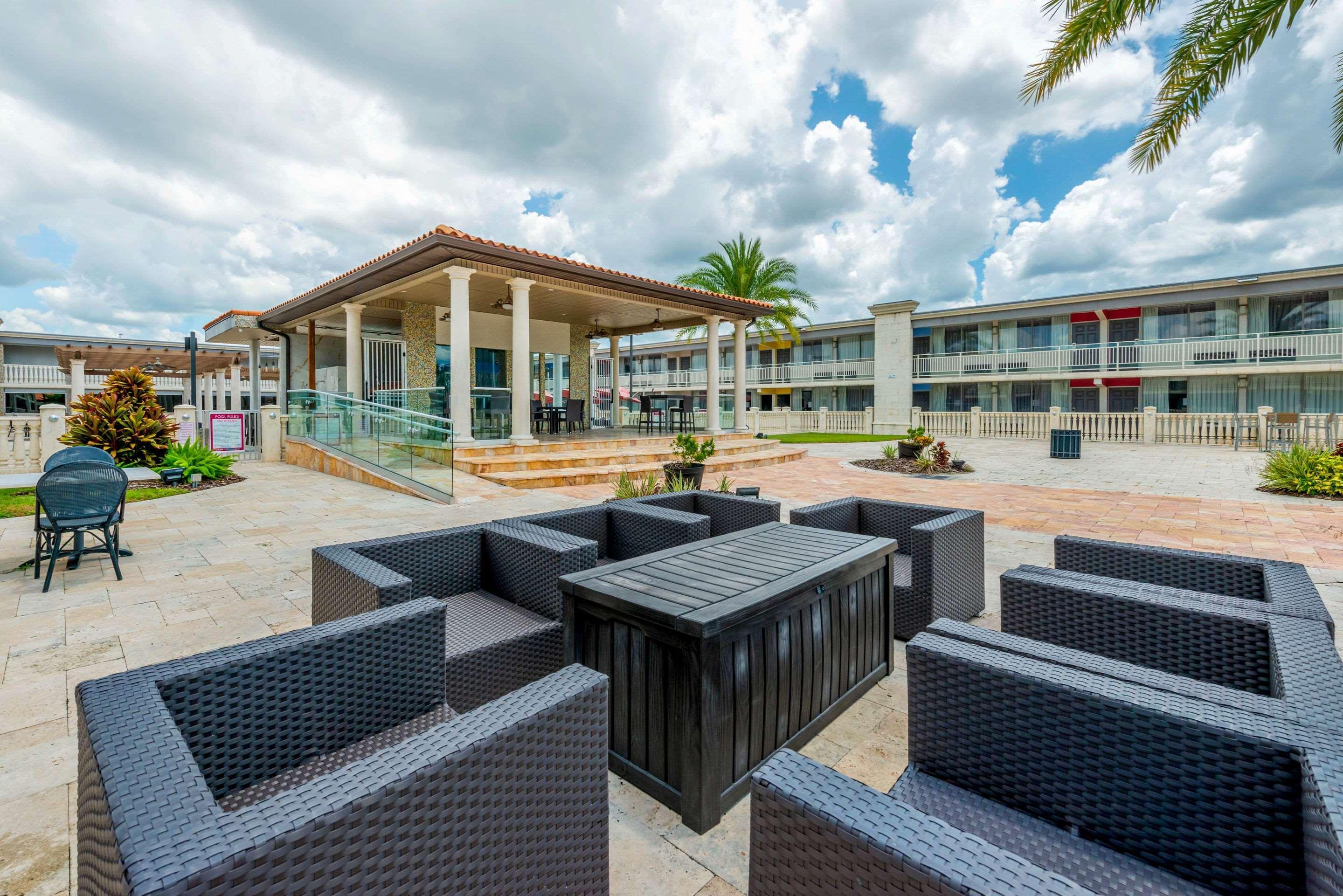 Quality Inn And Conference Center Tampa-Brandon Heartland Exterior foto