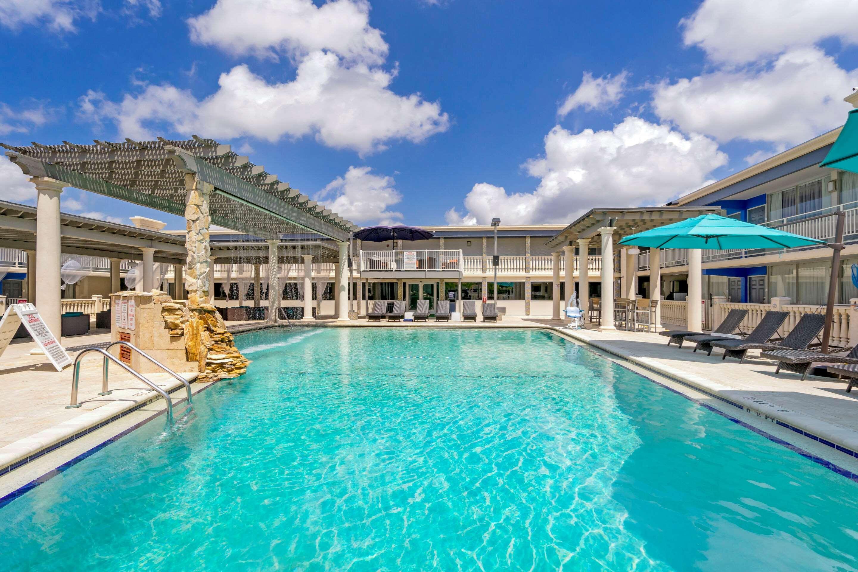 Quality Inn And Conference Center Tampa-Brandon Heartland Exterior foto